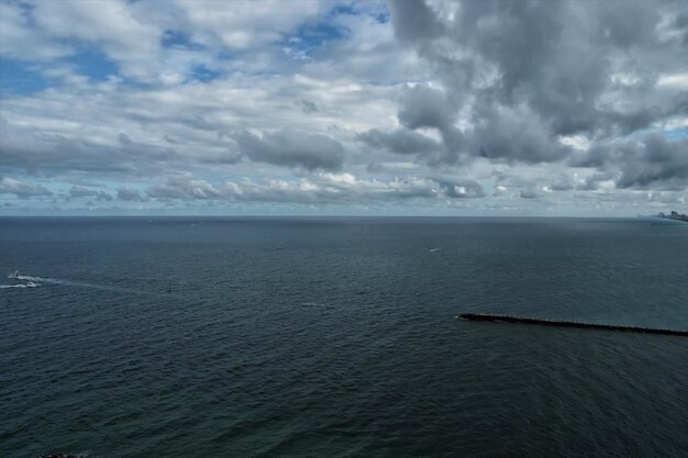 Paysage marin avec mer bleue ou surface de l'eau de l'océan sur fond de ciel nuageux. à Fort Lauderdale, États-Unis. Tourisme et destination touristique. Vacances d'été et concept de voyage