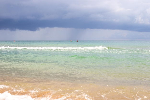 Paysage marin Mer bleue avec une vague et un ciel sombre avec des nuages un jour d'été avant la pluie
