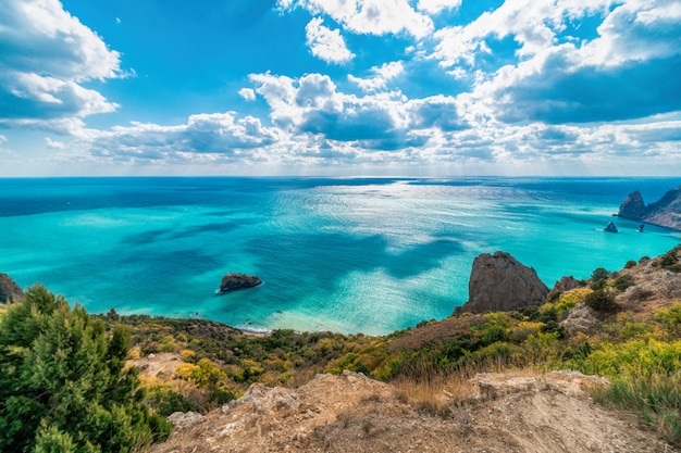 Paysage marin de la mer calme avec des nuages et un ciel lumineux