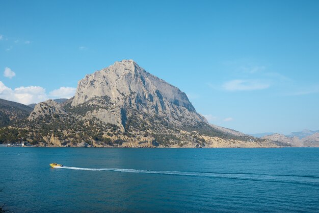 Paysage marin, mer et rochers, baie et remblai