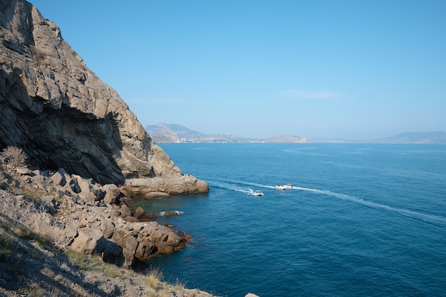 Paysage marin, mer et rochers, baie et remblai