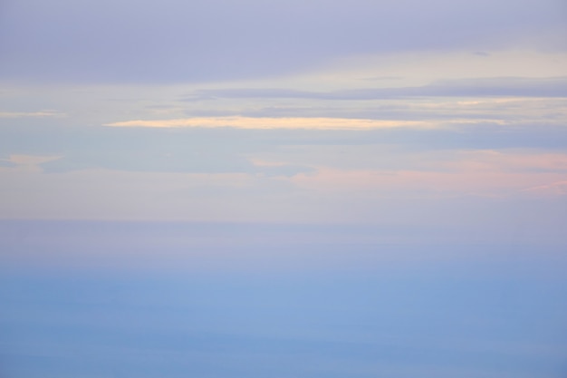 Paysage marin - la mer se confond avec le ciel dans le brouillard du matin