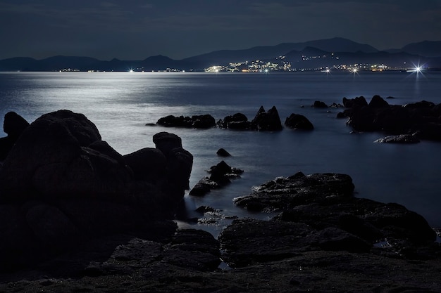 Paysage marin de nuit de la plage de Capo Ferrato dans le sud de la Sardaigne illuminé par la lumière réfléchie