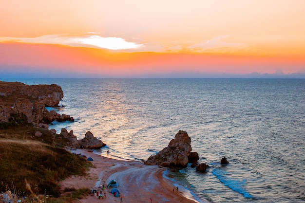 Paysage marin Orange coucher de soleil sur la mer depuis le sommet de la montagne