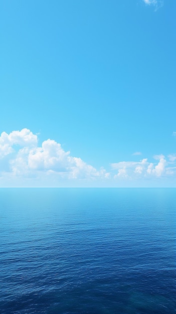 Paysage marin paisible Ciel bleu sur des eaux calmes avec une réflexion sereine Papier peint vertical mobile