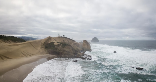 Paysage marin panoramique aérien pendant une journée d'hiver nuageuse sur la côte de l'Oregon