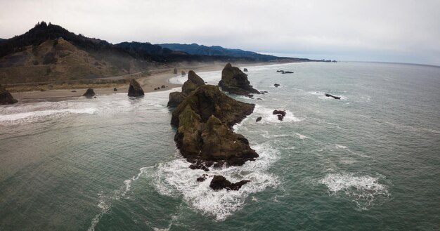 Paysage marin panoramique aérien pendant une journée d'hiver nuageuse sur la côte de l'Oregon