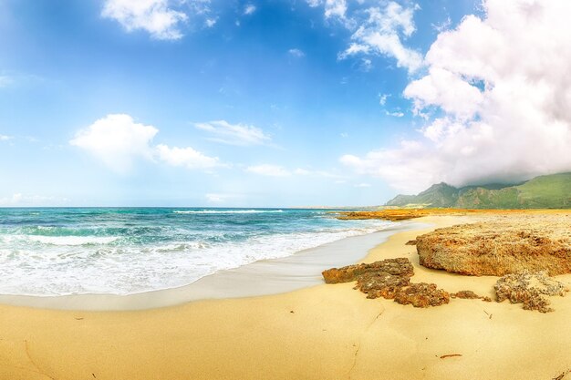 Le paysage marin pittoresque de la plage d'Isolidda près du cap San Vito