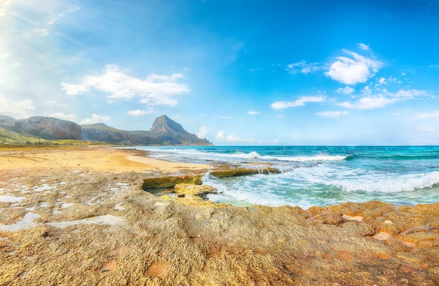 Paysage marin pittoresque de la plage d'Isolidda près du cap San Vito