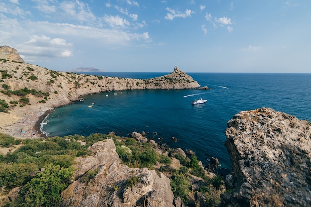 Paysage marin avec plage et navires dans la baie en été