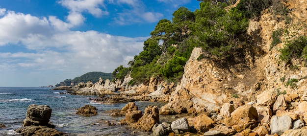 Paysage marin de la station balnéaire de la Costa Brava près de la ville de Lloret de Mar en Espagne