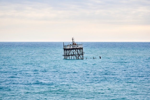 Paysage marin avec une structure branlante sur les échasses d'une ferme aquacole