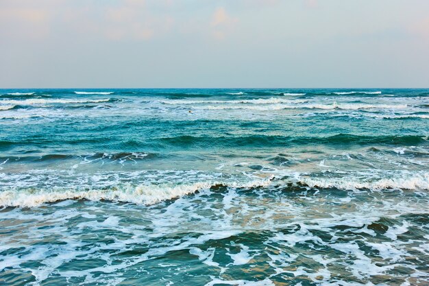 Paysage marin de surf doux et horizon marin en début de soirée