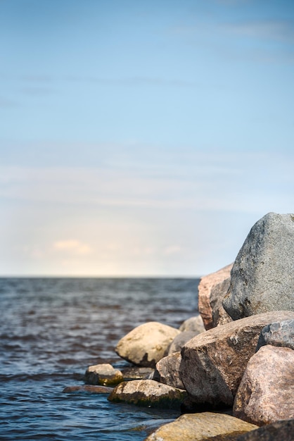 Paysage marin vertical grosses pierres et mer