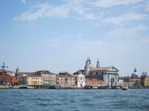 Paysage marin de la vieille partie historique de Venise en Italie avec des maisons et des temples à l'ancienne dans une journée d'été ensoleillée.