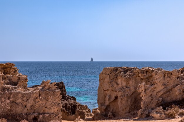 Paysage Marin Avec Voilier Solitaire En Mer Et Côte Rocheuse De L'île D'ibiza