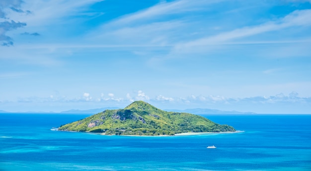 Paysage marin avec vue sur l'île Sainte-Anne