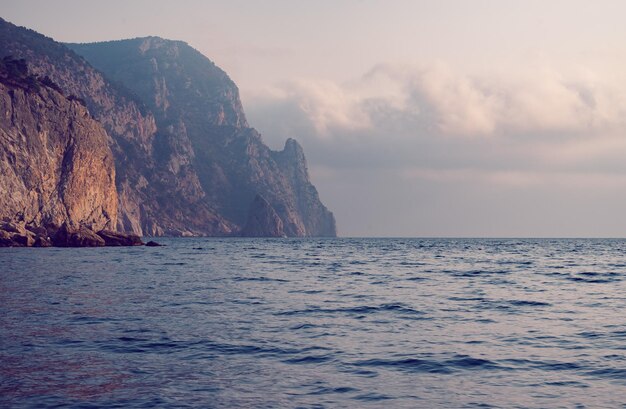 Paysage marin avec vue sur les montagnes près de la côte