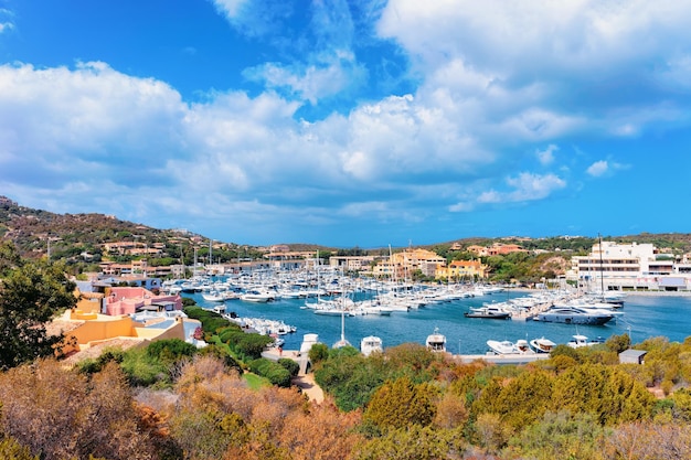 paysage avec Marina et yachts de luxe en mer Méditerranée à Porto Cervo en Sardaigne en Italie en été. Vue sur le port de la ville sarde avec navires et bateaux en Sardaigne.