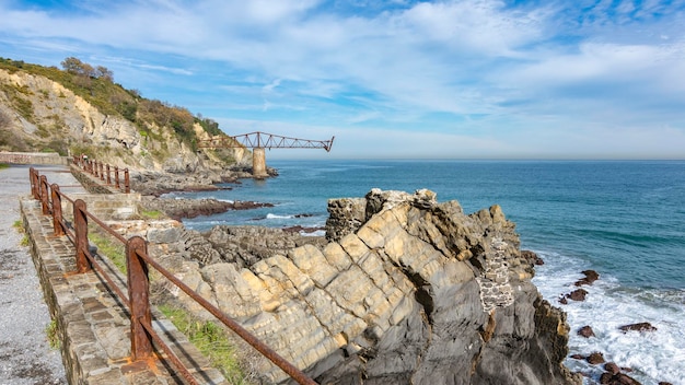 Paysage maritime de l'ancien quai de chargement minéral situé dans la ville de Miono à Castro Urdiales Cantabrie Espagne