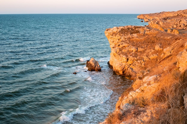 Paysage maritime Mer bleue et côte rocheuse de la Crimée Voyage et tourisme Papier peint