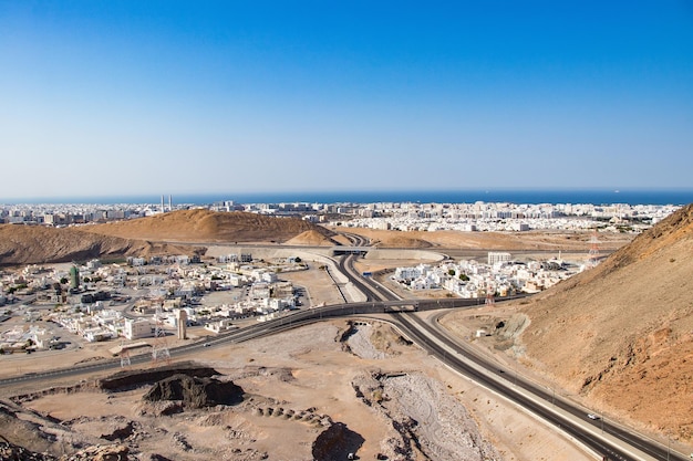 Paysage de Mascate Oman avec désert et ville d'Asie du Moyen-Orient