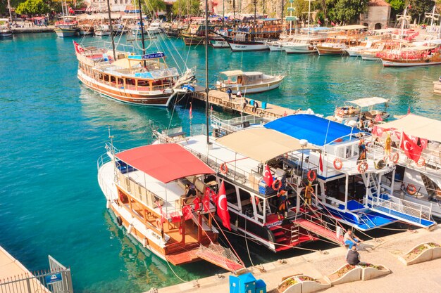 Paysage méditerranéen à Antalya. Vue sur les montagnes, la mer, les yachts et la ville