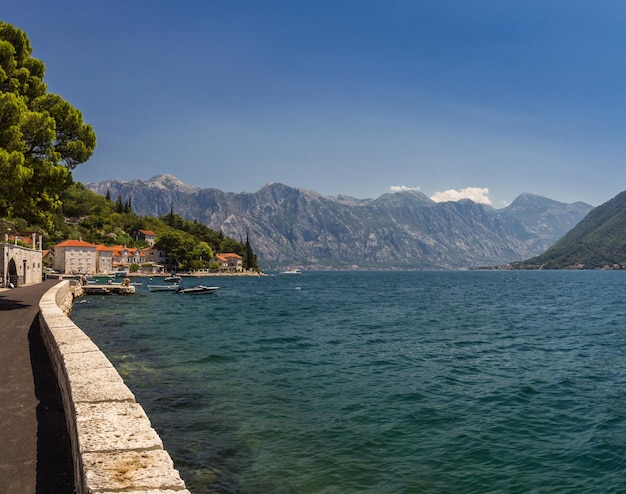 Paysage méditerranéen ensoleillé Monténégro Baie de Kotor