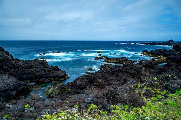 Photo paysage de la mer des açores. plage volcanique.