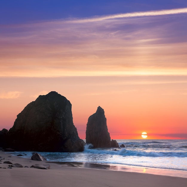 Paysage de mer au coucher du soleil temps romantique gros rochers et pierres plage Portugal Europe