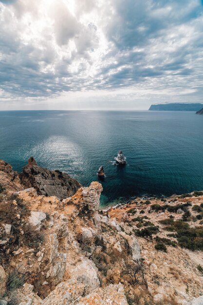 Paysage de mer d'automne avec ciel couvert et côte rocheuse volcanique mer calme sur fond de