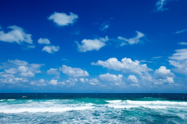 Paysage de mer avec ciel bleu