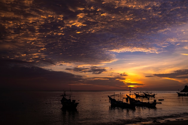 Paysage de mer du matin avec la silhouette des bateaux et beau ciel