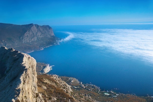 Paysage de mer avec montagnes et ciel bleu