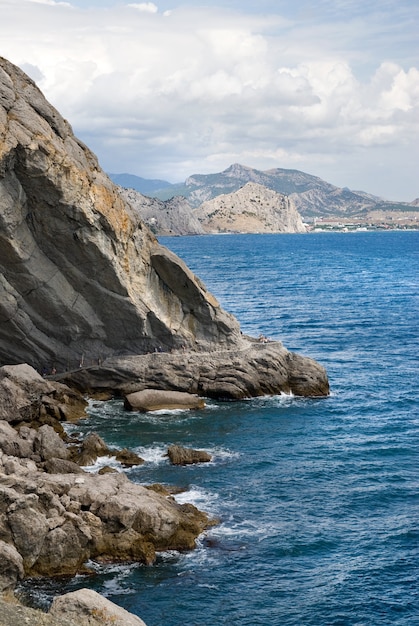 Paysage avec mer et montagnes