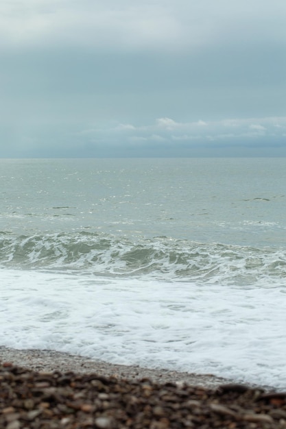 Paysage de mer nuageux avec des vagues