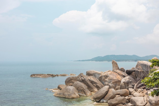 Paysage de mer avec des rochers au premier plan et du ciel en arrière-plan Un paysage naturel thérapeutique donne une sensation de détente à Koh Samui Province de Surat Thani en Thaïlande