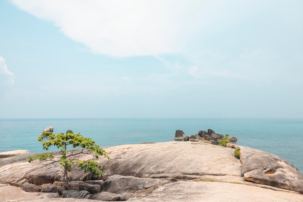 Paysage de mer avec des rochers au premier plan et du ciel en arrière-plan Un paysage naturel thérapeutique donne une sensation de détente à Koh Samui Province de Surat Thani en Thaïlande