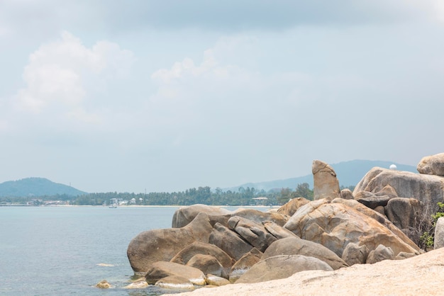 Paysage de mer avec des rochers au premier plan et du ciel en arrière-plan Un paysage naturel thérapeutique donne une sensation de détente à Koh Samui Province de Surat Thani en Thaïlande