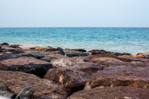 Paysage de mer, rochers, mer et ciel bleu