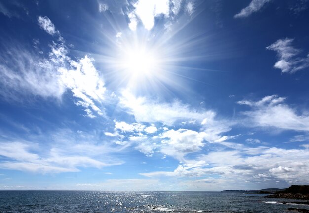 Paysage de mer avec soleil et nuages