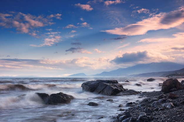 Paysage de mer avec vagues et ciel avec nuages