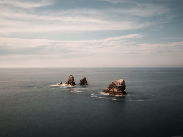 Paysage minimaliste de rochers dans la mer en Cantabrie