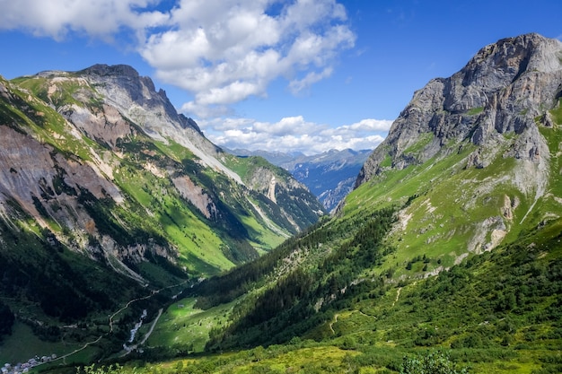 Paysage de montagne et d'alpages à Pralognan la Vanoise. Alpes françaises