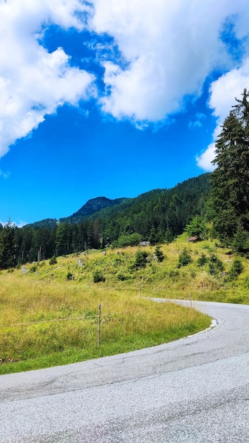 Paysage de montagne. Alpes à la frontière de l'Autriche et de l'Italie par une journée d'été ensoleillée