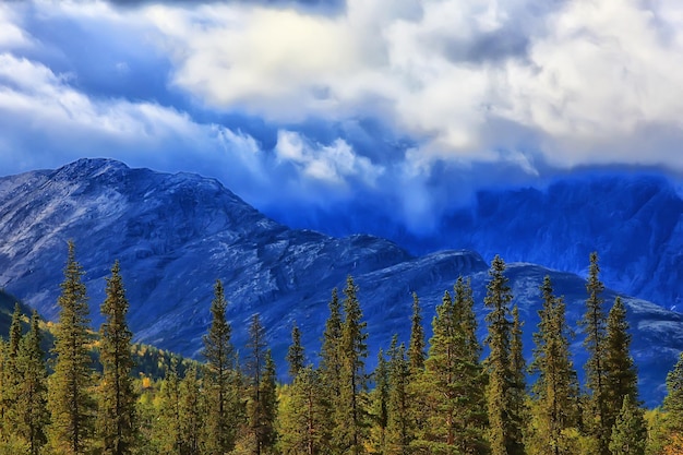 Paysage de montagne de l'Altaï, fond de paysage d'automne de panorama, vue de nature d'automne