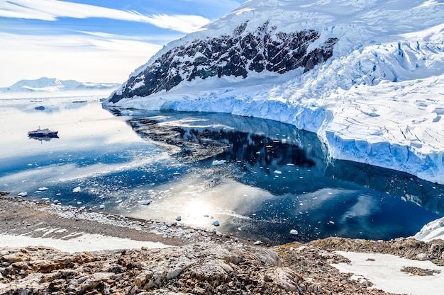 Paysage de montagne antarctique avec bateau de croisière immobile sur