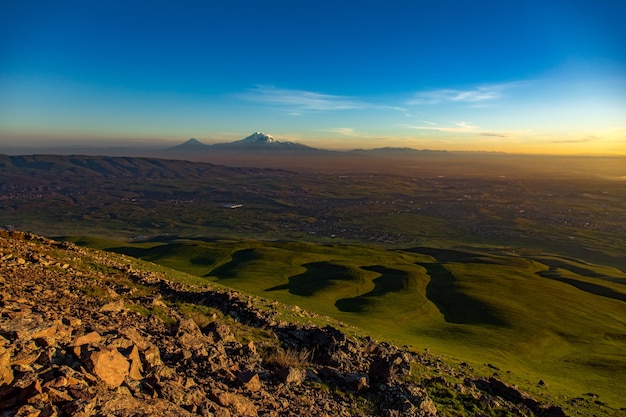 Paysage et montagne d'Ararat au coucher du soleil