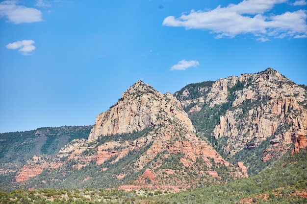 Paysage de montagne de l'Arizona avec ciel bleu