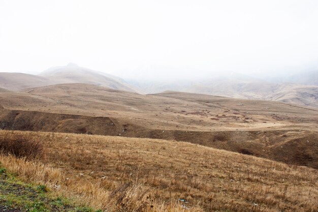 Paysage de montagne en Arménie jour nuageux.